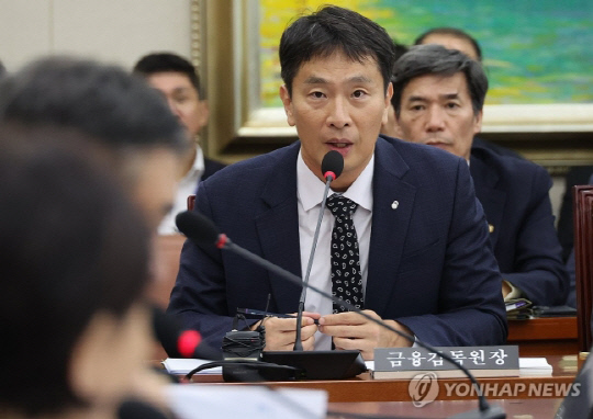 4일 국회 정무위원회에서 이복현 금융감독원장이 답변하고 있다. 사진 연합뉴스.